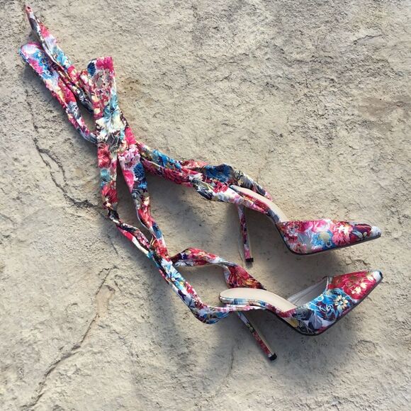 Beautiful satin gold tone and flower pattern stiletto shoes size 37 tie ankle - Picture 1 of 9